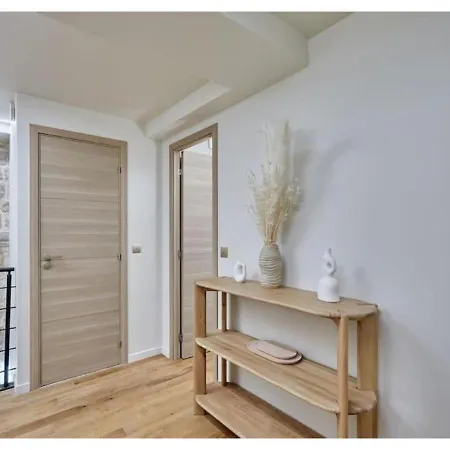 Апартаменты Le Marais Place Des Vosges By Prestige Париж